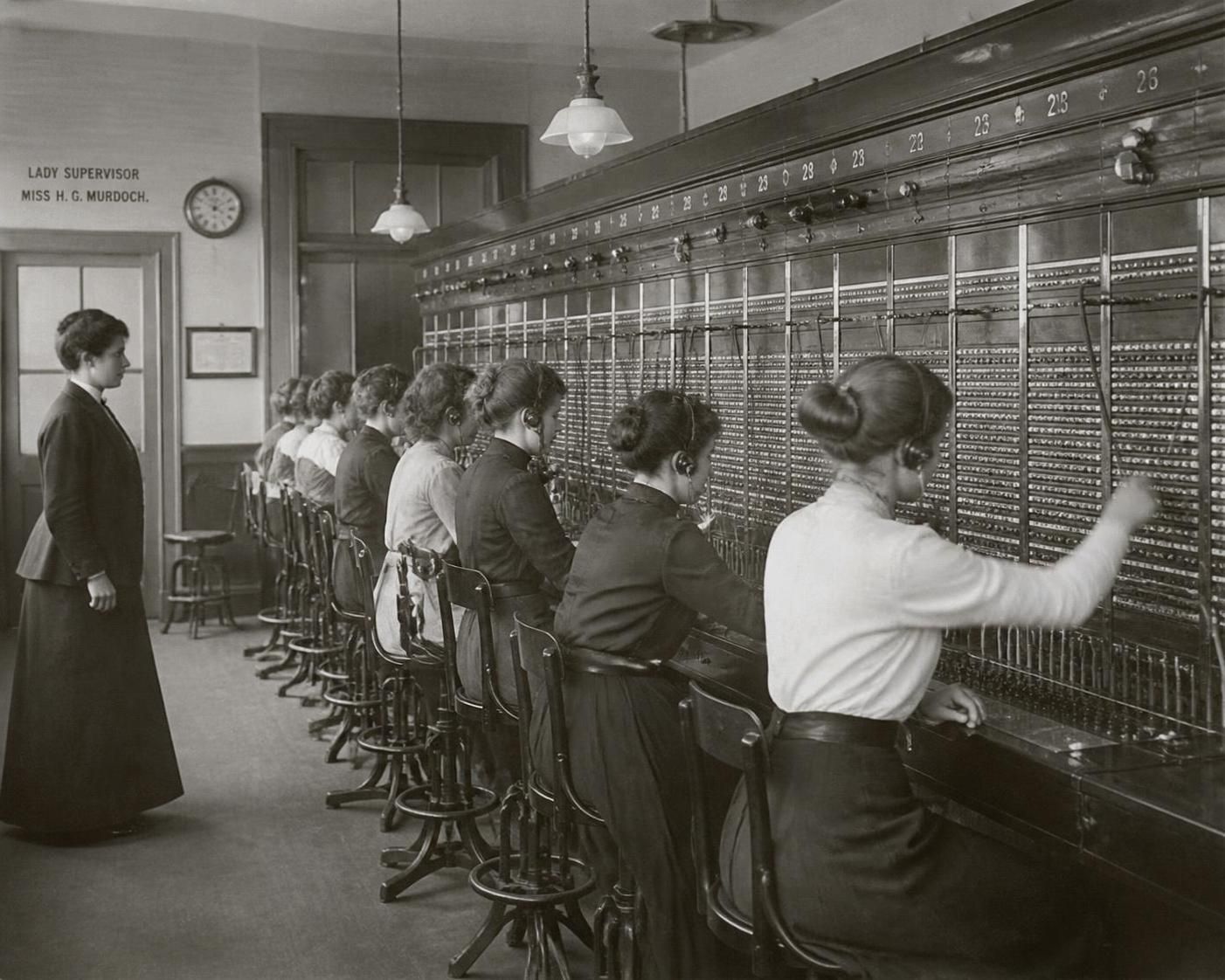 ontdek de fascinerende geschiedenis en werking van de oude telefooncentrale, en leer hoe deze belangrijke technologie het communicatieverkeer transformeerde.