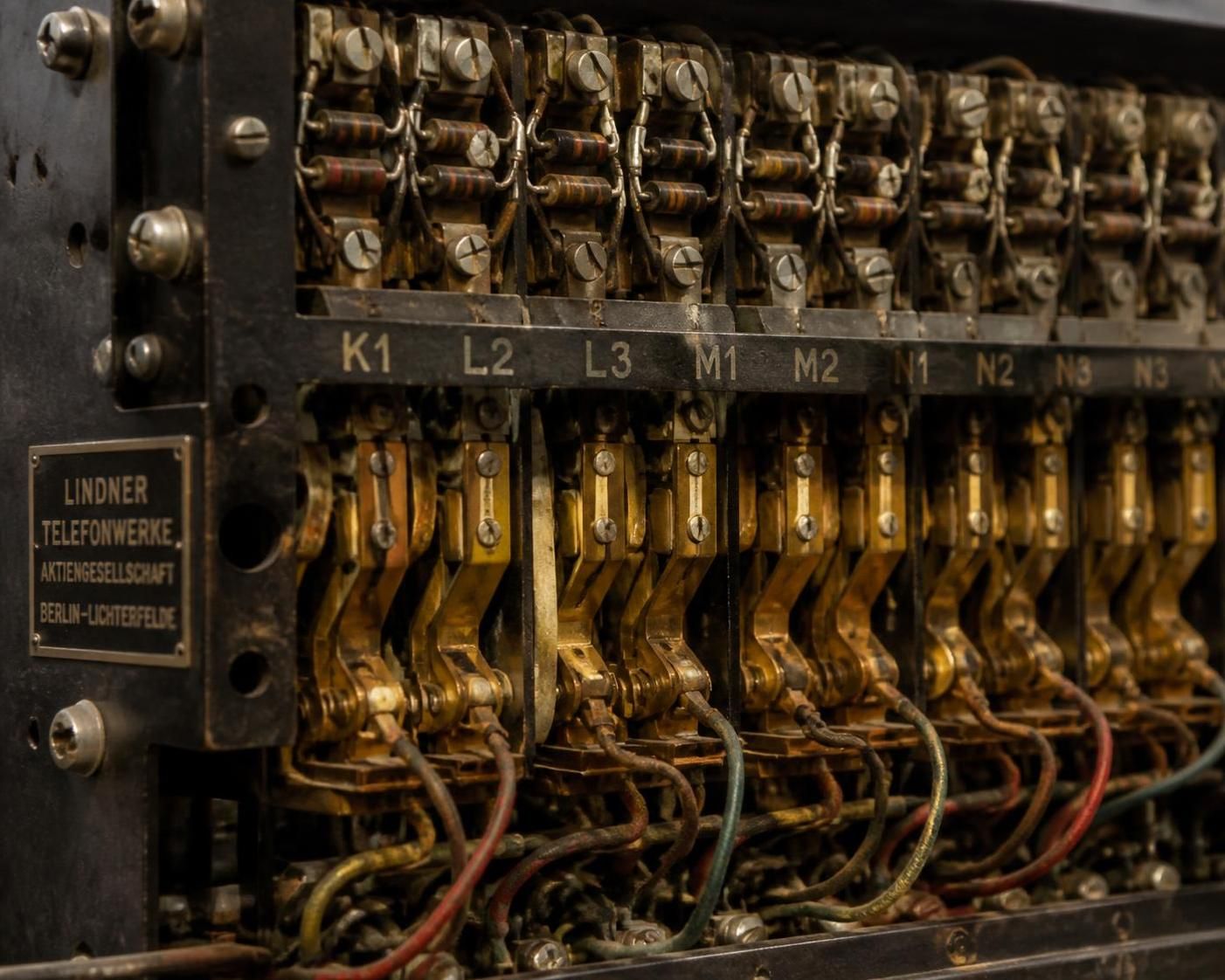 ontdek de geschiedenis en werking van de oude telefooncentrale, een fascineren stukje technologie uit het verleden.